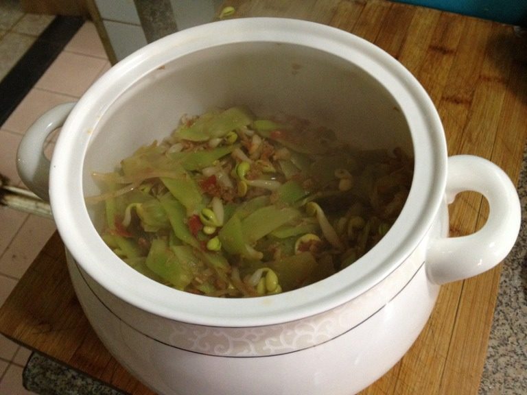 水煮肉片,水开后下莴笋豆芽断生捞出装盆