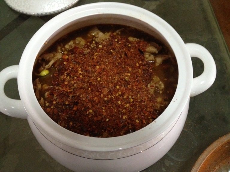 水煮肉片,把炒好的辣椒花椒压成面撒在表面