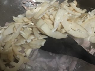 雪菜竹笋肉丝,加入竹笋与肉丝一起翻炒；