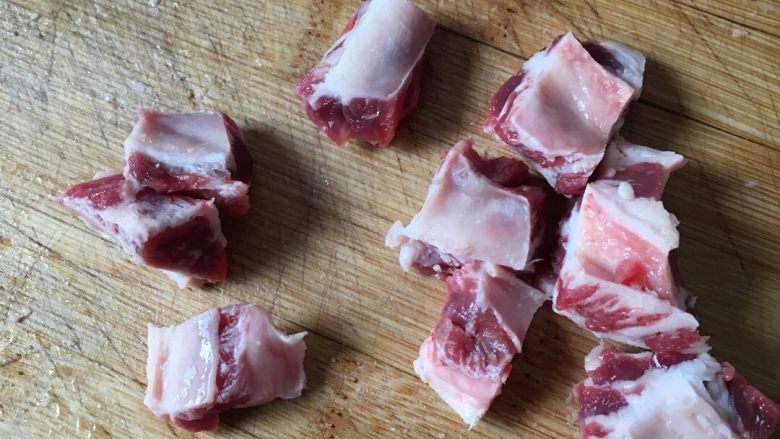 一菜多用，省时省力的红烧牛肉,切成1.5厘米见方的小块