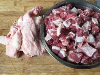 一菜多用，省时省力的红烧牛肉,将切好的肉撒少许盐和料酒腌制一会儿
