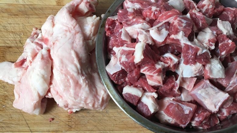 一菜多用，省时省力的红烧牛肉,将切好的肉撒少许盐和料酒腌制一会儿