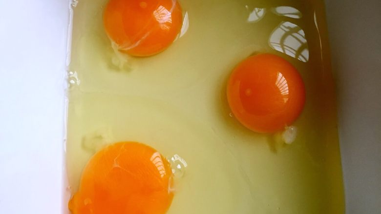 银鱼鸡蛋羹,<a style='color:red;display:inline-block;' href='/shicai/ 9'>鸡蛋</a>磕碗里，加盐打散，加600毫升水，搅打均匀。