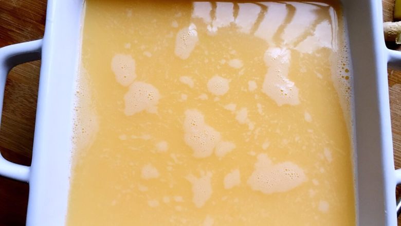 银鱼鸡蛋羹,将蛋液过筛两遍，这样可以去除搅打过程蛋液里的气泡，蒸出来的蛋羹更加嫩滑。