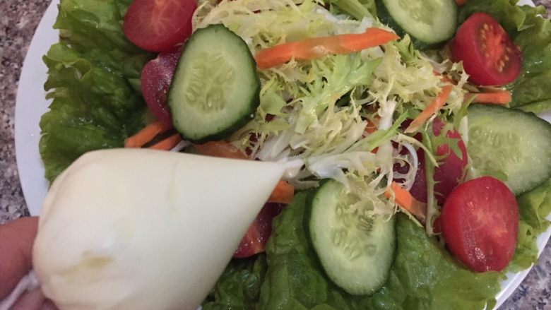 蔬菜沙拉,将沙拉酱放入裱花袋（或者保鲜袋）剪开一个口
