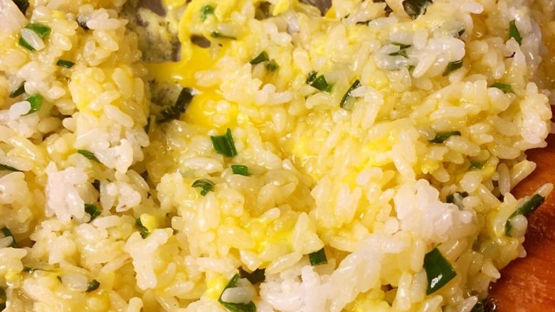 葱花蛋炒饭,把蛋液倒入锅里，和米饭一起翻炒均匀，使蛋液包裹住米饭