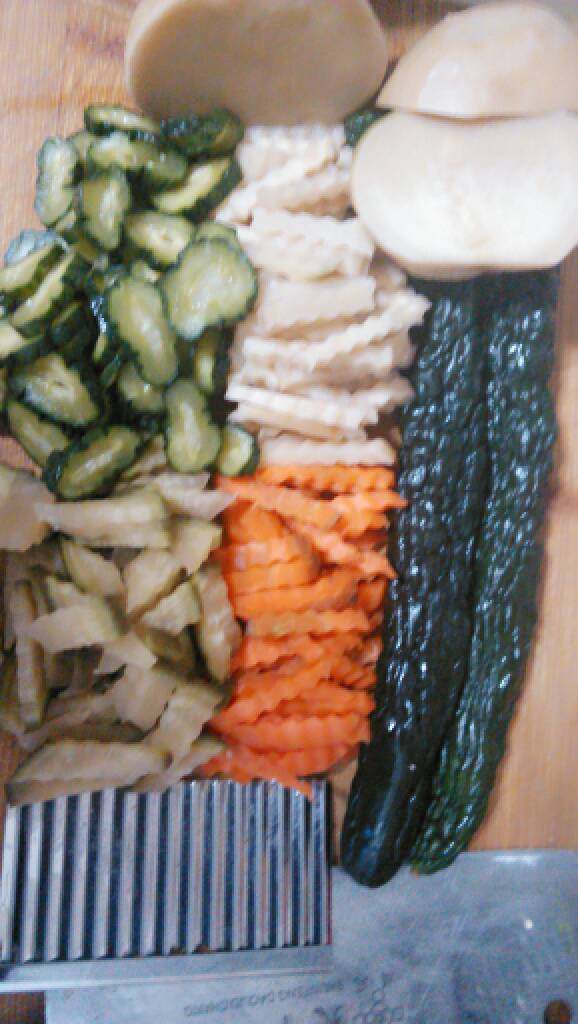 自制腌菜咸菜,用刀和切花刀，把咸菜切成自己喜欢的形状。