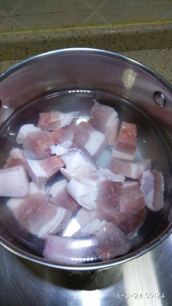 红烧肉～高压锅做法,冷水下锅煮开后再煮3分钟，去上面白沫