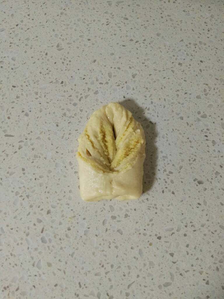 椰蓉叶子面包,然后翻面后稍整一下形。