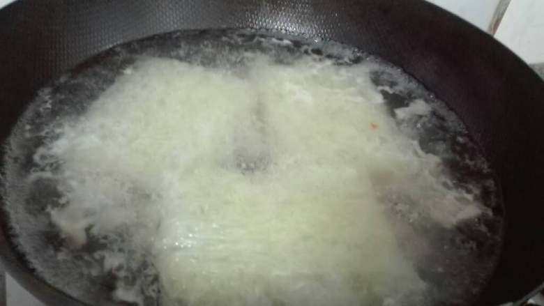 原味汤粉,就这样让它煮吧！米粉吸水  可以放多点就不会干
