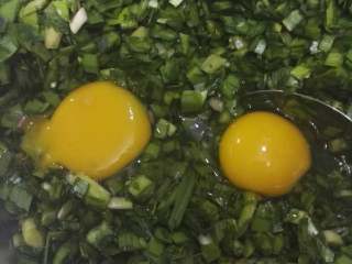 韭菜鸡蛋生煎包,鸡蛋不要炒熟更好吃