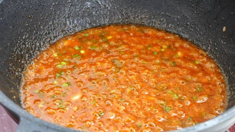 茄汁黄鱼,锅内汤汁再次煮沸，撒葱花淋入水淀粉搅拌至黏稠状态。