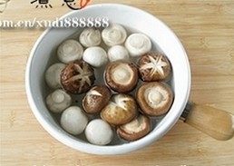 蚝油双菇西兰花,西兰花、香菇和蘑菇分别入沸水焯2分钟，捞出过凉沥水；