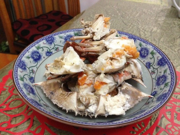 梭子蟹炒年糕,把蟹蒸熟，切好放在碗里；