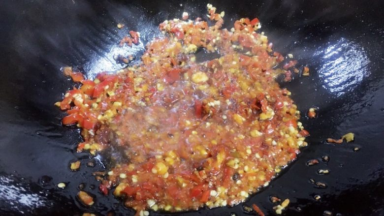 地方菜-鱼香茄子,锅里少许油（因为茄子过油后还有油份），放入豆瓣酱和泡辣椒末炒香。可加入几粒干花椒炒香。