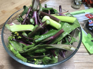麻辣红菜苔,红菜苔掐成小段，洗净沥水备用