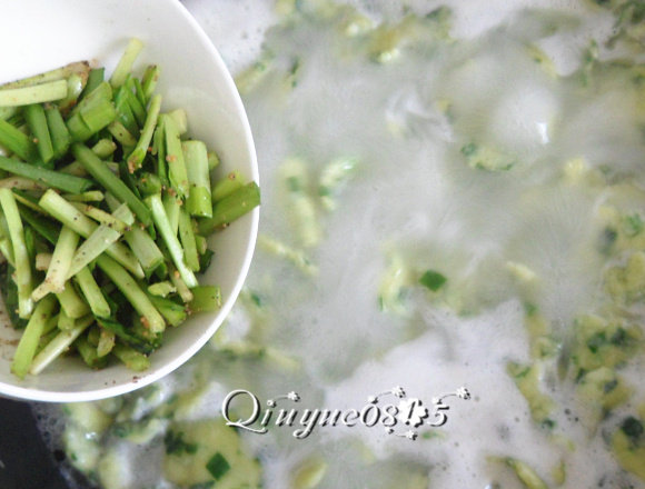地方菜　河南韭菜面片,等面片煮熟后放腌好的韭菜茎，搅匀。