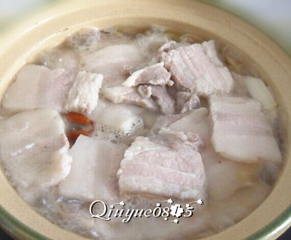 地方菜　东北酸菜白肉,把清洗干净的肉片码在砂锅里，盖上锅盖，开小火让它慢慢的咕嘟咕嘟去吧。