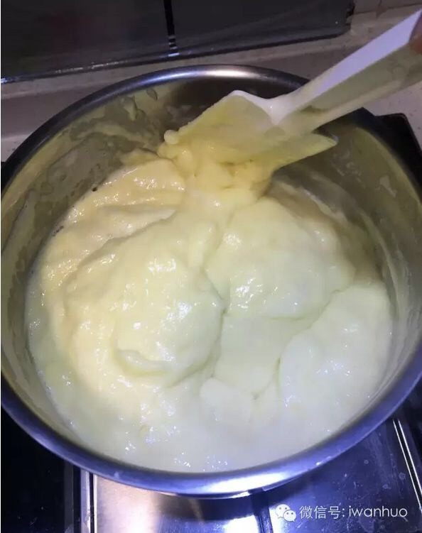北海道戚风,加热到一锅的蛋黄牛奶都变成浓稠的糊糊状。一般我用刮刀搅拌到不会粘锅的状态就算好了。