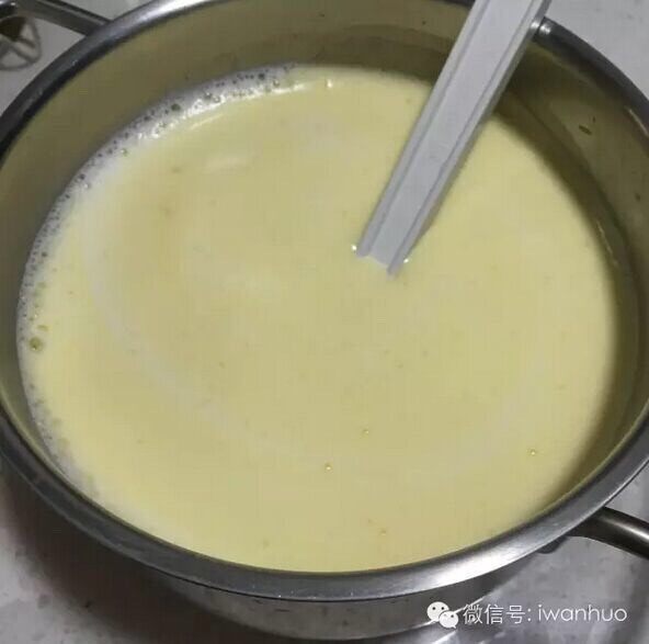 北海道戚风,把上述的蛋黄液重新倒回牛奶锅里，小火加热。一边加热一边搅拌。这时候就会发现锅里的蛋黄牛奶液慢慢结块了，要勤搅动着，因为受热所以锅底的部分是最先凝结的，及时翻上来，让其他部分也开始凝结。