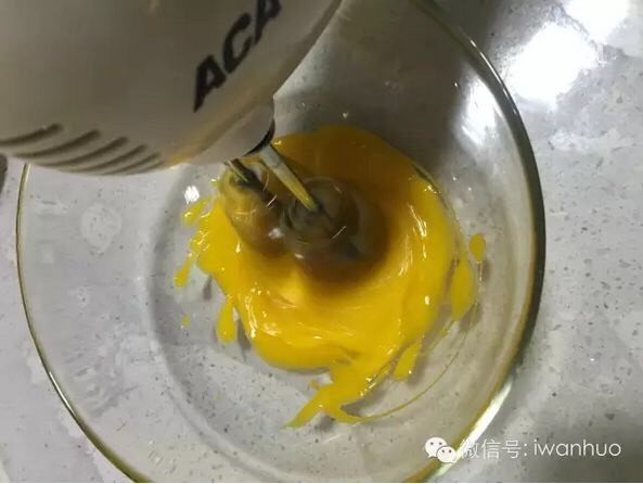 北海道戚风,香草馅的制作：蛋黄用打蛋器打发。