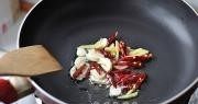 春韭炒鸭血,起油锅，油热后放入切好的蒜片、姜丝、辣椒段爆香。