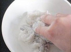 水晶虾仁,把用生粉抓过的虾仁用水冲洗干净后用干燥的厨房用布或者厨房用纸把虾仁的水分吸干后放回容器；