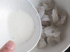 水晶虾仁,把调好的糊倒入虾仁里，用手转匀，时间在3-5分钟，放入冰箱冷藏1个小时；