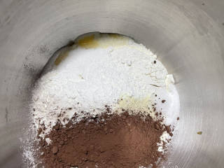 爆浆吐司,再加入粉类：高粉、低粉、奶粉、可可粉、盐、糖。