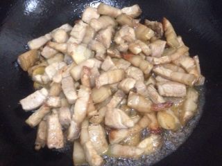 干豆角烧肉,锅内放入少许油烧热，花椒、姜蒜爆香，然后放入肉煎炒至微黄色