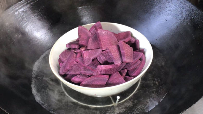 紫薯夹心蛋糕,<a style='color:red;display:inline-block;' href='/shicai/ 2643'>紫薯</a>去皮，洗净后切成小块，放入开水锅中蒸熟