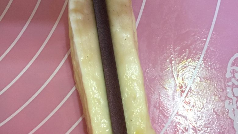 地方菜健康小油条,两条面叠在一起，用一根筷子在中间压一下