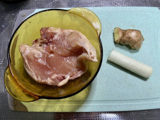 鸡胸肉蔬菜沙拉,鸡胸肉150g，葱白一段，姜一块，鸡胸肉要提前腌制