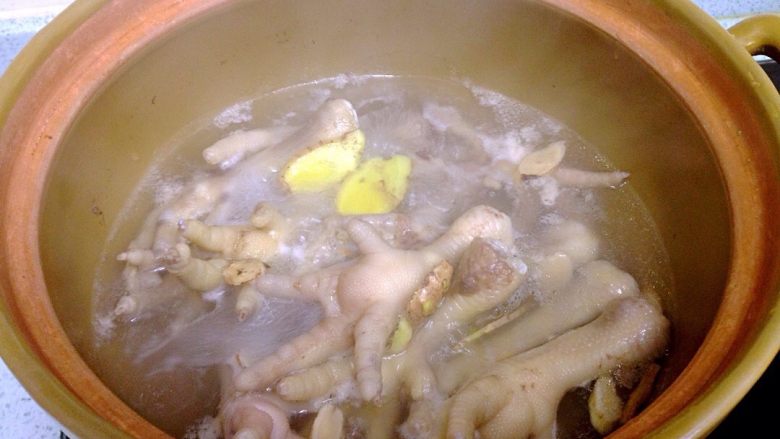 地方菜 药材浸鸡爪,关火，让鸡爪在药材汤里浸至温凉（约2小时），再倒入枸杞子，大火煮开，加适量盐调味即可。