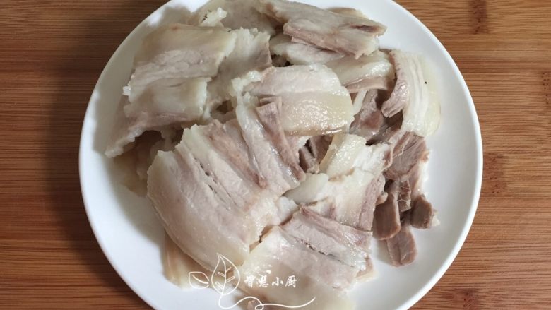 地方菜 回锅肉,煮好的肉晾凉后切成薄片