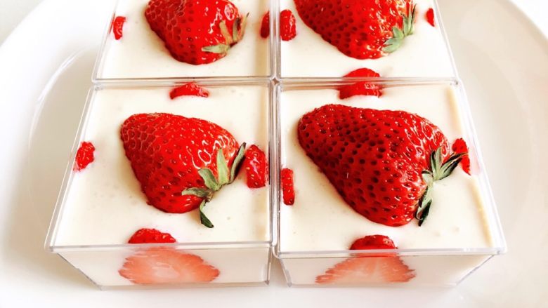 简易草莓慕斯杯,草莓对切放在草莓杯上装饰即可。