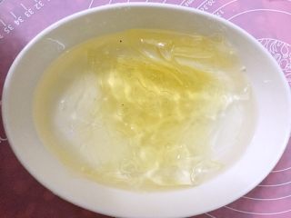 芒果慕斯杯,吉利丁片放入水中泡软。