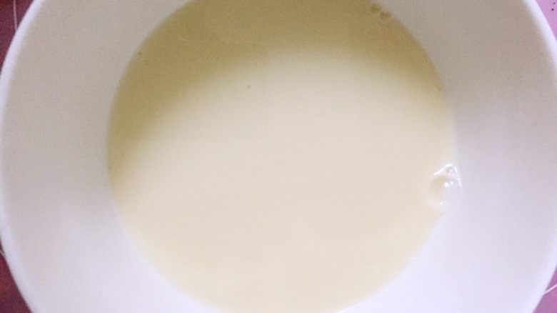 芒果慕斯杯,<a style='color:red;display:inline-block;' href='/shicai/ 219'>牛奶</a>加热到六七十度，将泡软的吉利丁片放入融化，搅拌均匀。