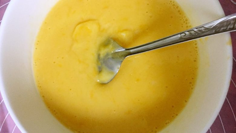 芒果慕斯杯,将芒果肉泥倒入牛奶中搅拌均匀。