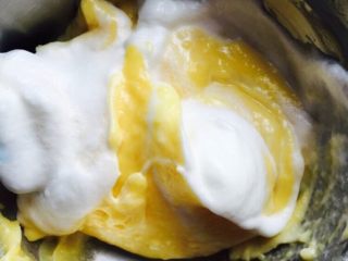 芒果慕斯杯,将打发的奶油放入芒果糊中搅拌均匀。装杯，稍稍震动排除气泡，放冰箱冷藏一晚。