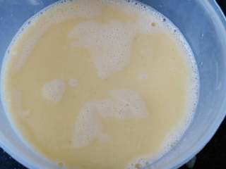 ≈鸡蓉豆腐滑蛋羹≈,鸡蛋打散，加少许盐和糖，一小勺香油，一小撮白胡椒粉搅匀，兑入100毫升清水，（这个水的比例和鸡蛋是一比一的比例）