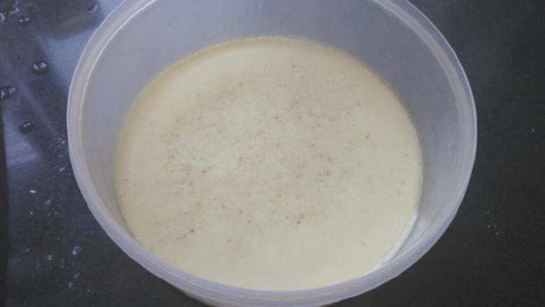 ≈鸡蓉豆腐滑蛋羹≈,在盛鸡蛋的，碗上盖上保鲜膜送蒸锅，中火蒸15至20分钟
