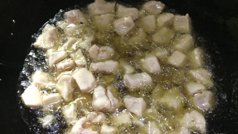 地方菜 宫保鸡丁,锅中放油烧热，将鸡丁倒入滑炒至熟，捞出控油