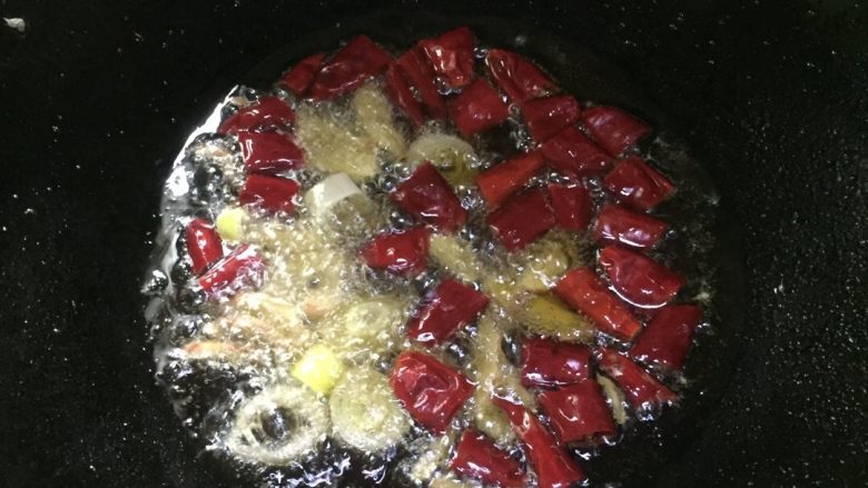 地方菜 宫保鸡丁,用锅中的油把干辣椒、葱、姜爆香