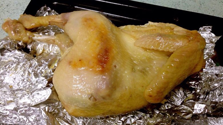 地方菜 手撕盐焗鸡（烤箱版）,出炉后稍稍晾凉，打开锡纸，把鸡手撕成条块。