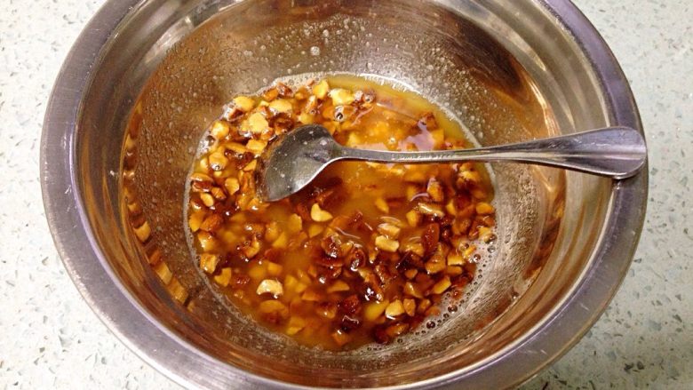 地方菜 手撕盐焗鸡（烤箱版）,小盆里放一小勺盐焗鸡粉，把花生碎连热油一起倒入，拌匀。