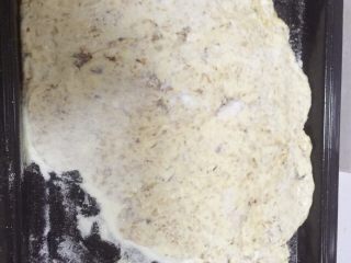 自制牛扎糖,接着到入烤盘或平底容器中压成型，之前一定要撒上一层奶粉，这样比较好剥落牛扎糖。