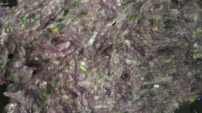 紫淮山葱香蛋饼,平底锅加少许油煎熟，用小火