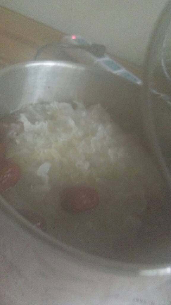 银耳红枣桂圆汤,沸腾后水蒸气冒上来，照片模糊。
