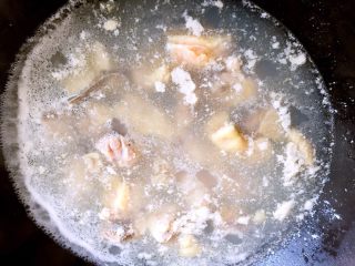 铁皮石斛炖鸡汤,锅放水烧开放入鸡腿肉汆一下，去浮末，捞起控水。
